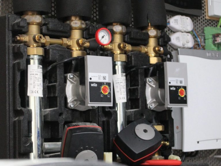 Mallorca Project Support - Deutsche Handwerker auf Mallorca Drei Heizungsumwälzpumpen mit Ventilen an einer Wand montiert.