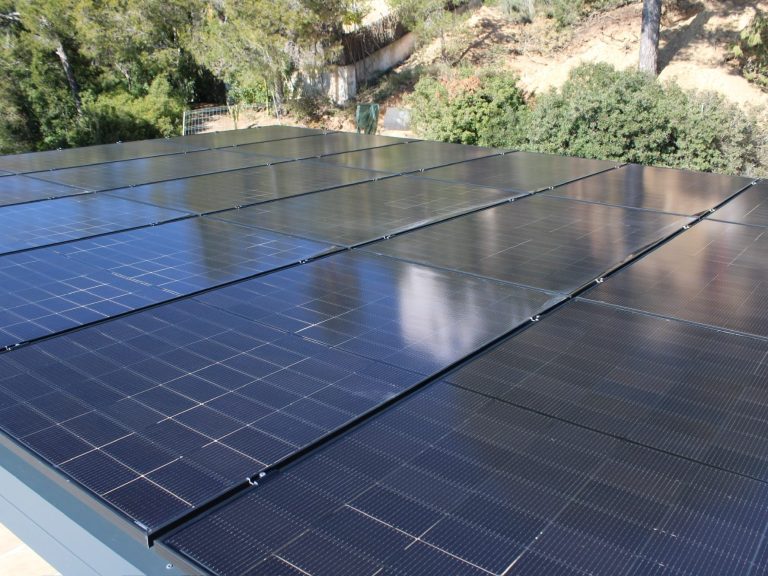 Mallorca Project Support - Deutsche Handwerker auf Mallorca Dach mit mehreren Solarmodulen in sonniger Umgebung.